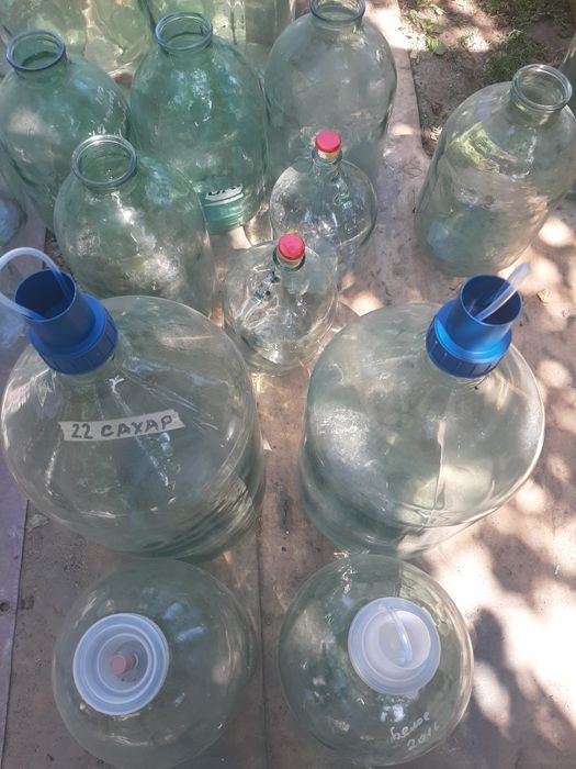 Продам банки 10л,бутыли 20л
