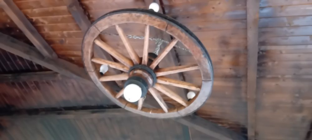 Vand candelabru  roata car foarte veche pentru iluminat
