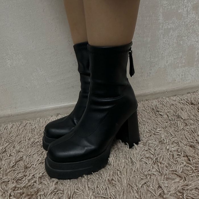 Чёрные ботильоны на платформе и каблуке