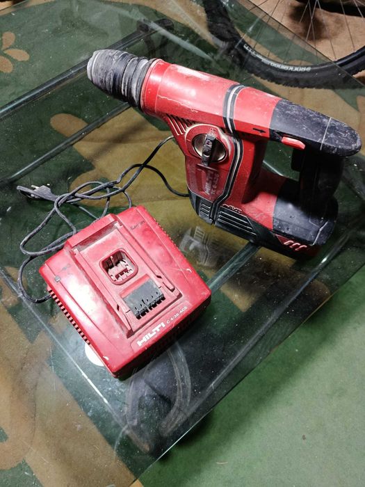 Bormașină Hilti , cu încărcător și 1 baterie