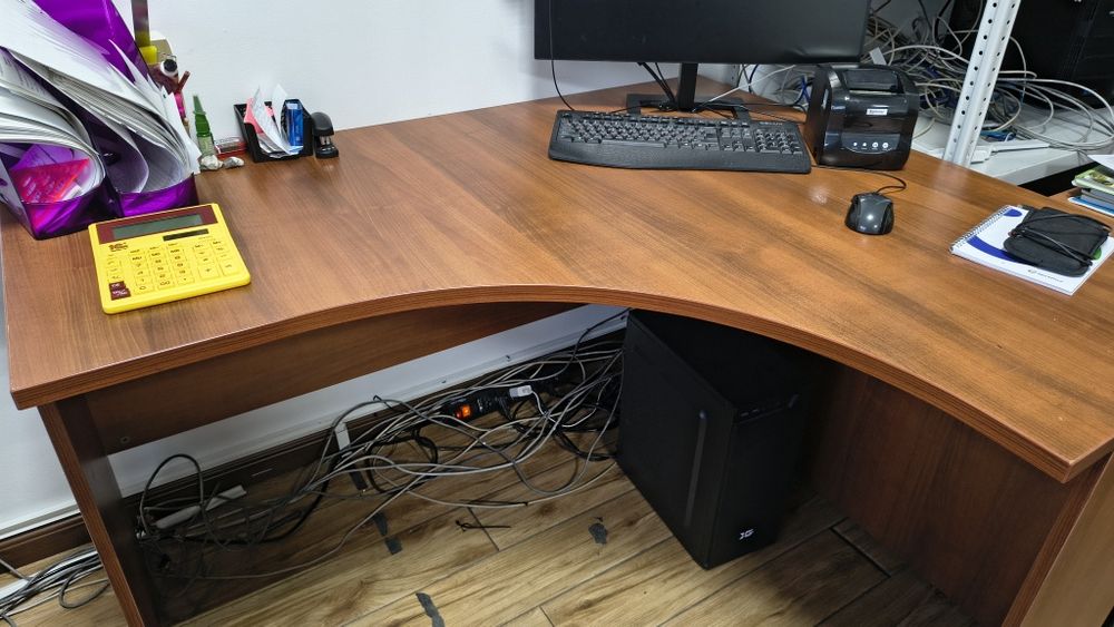 Угловой компьютерный стол