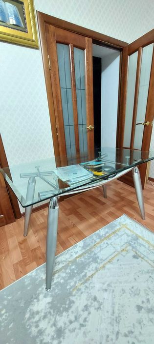 Стеклянный стол.