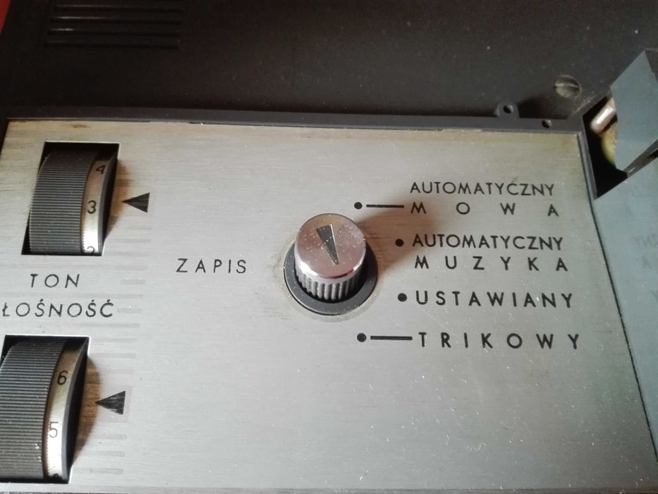 Магнетофон , транзистор и домашна везна.