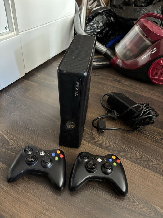 Xbox360 S с два оригинални контролера