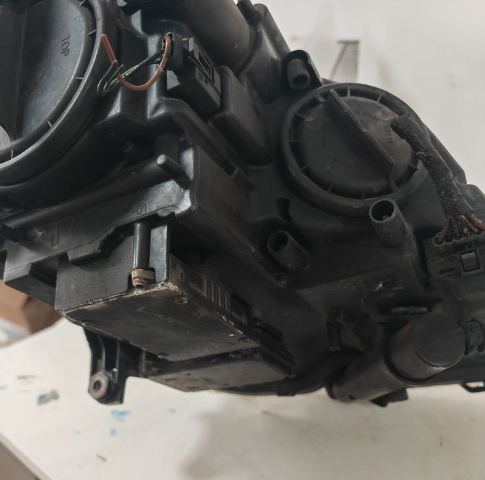 Far dreapta stanga Mercedes CLS  W219 Bi-Xenon HELLA original complet volan stanga