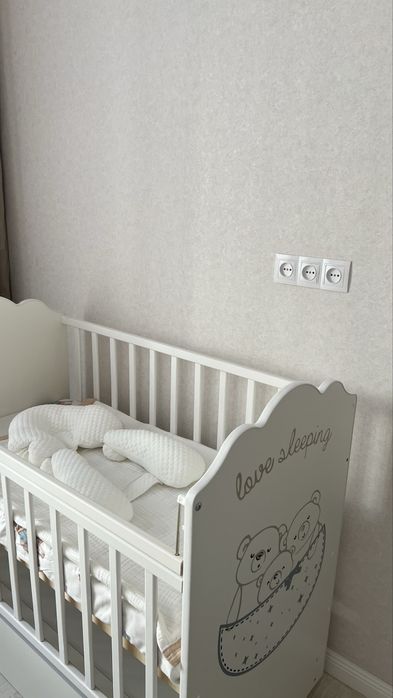 детская кроватка (0+) с маятником