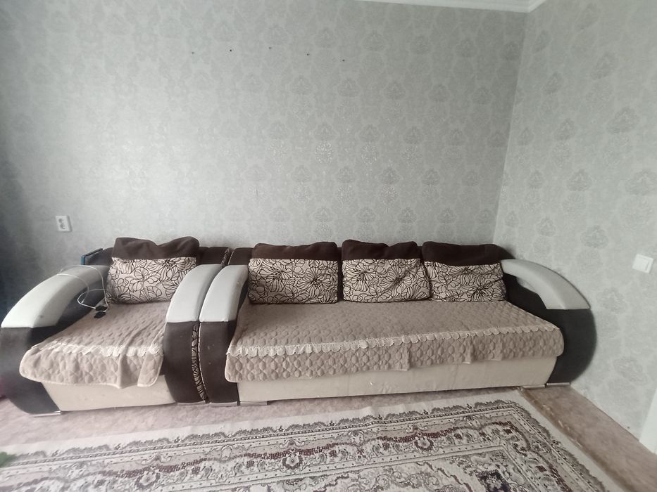 Диван с креслом в