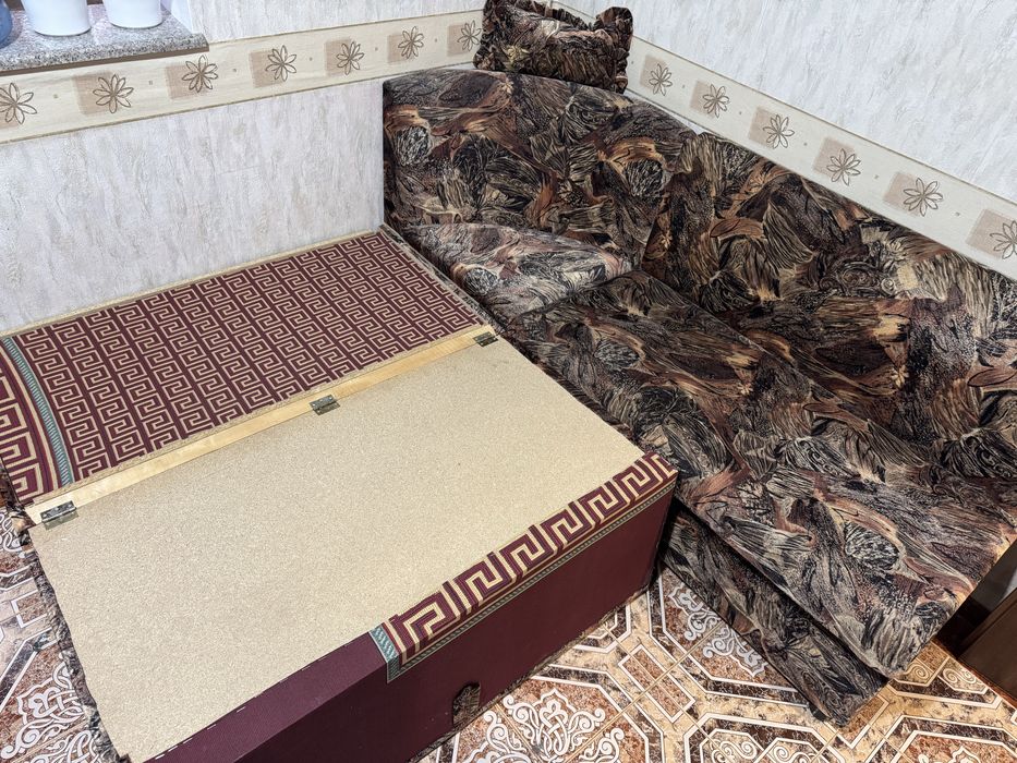 Ъглов диван 160×160 см с ракли – много запазен