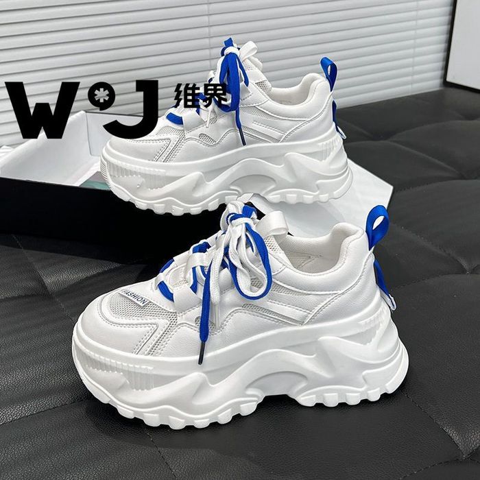 В наличии кроссовки