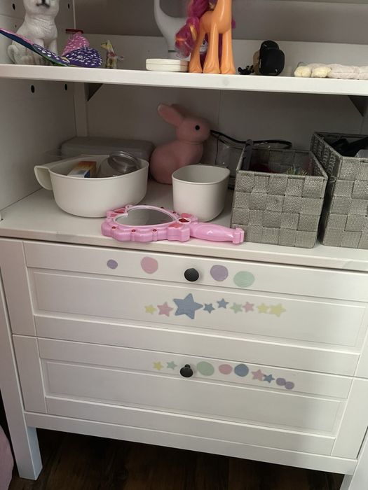 Кошара и маса за преобличане