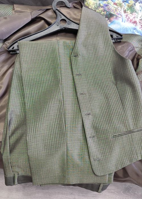 Продам костюм 3ка размер 50