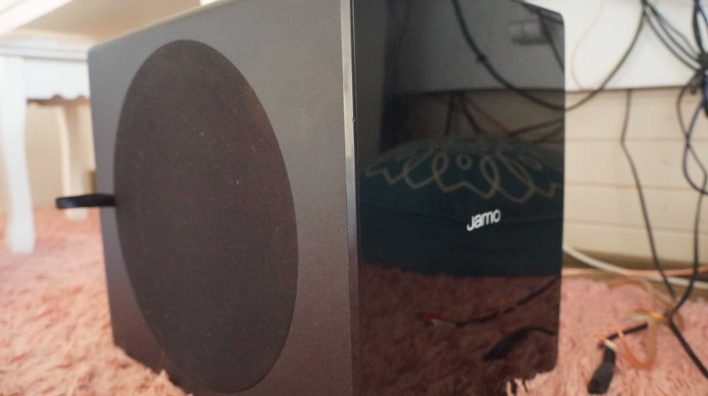 Vând sistem audio JAMO DS7, elegant, culoare rosu si negru, 2 sateliti + 1 woofer, 120W RMS - stare excepțională