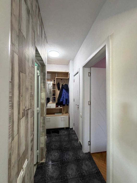 Тристаен тухлен до Гранд МОЛ