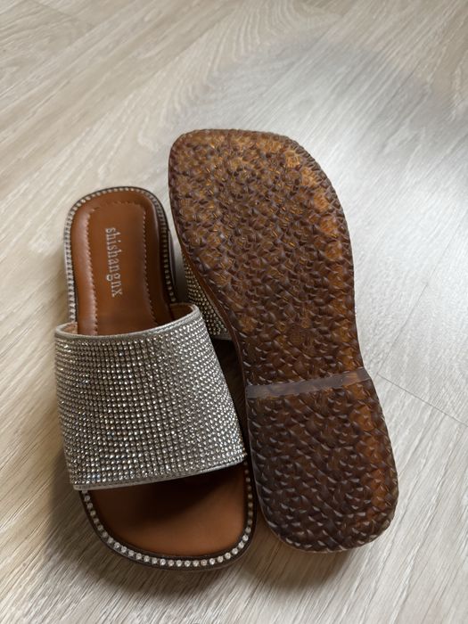 Шлепки со стразами