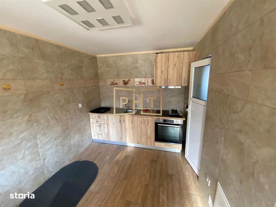 Casa cu 6 camere, 240 mp utili, 3 bai, curte 100 mp, panouri fotovolta
