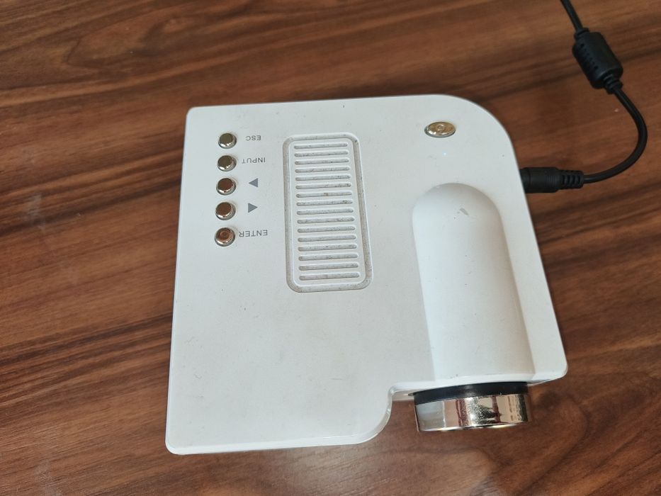 Vând mini proiector