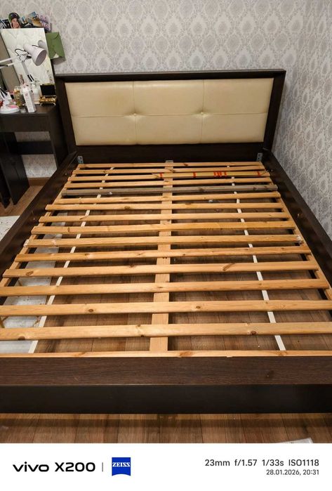 Двухспальная кровать  без матраса и две прикроватные тумбочки