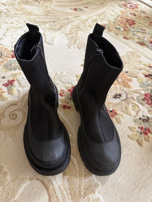 Продаются срочно ботинки Zara размер 35