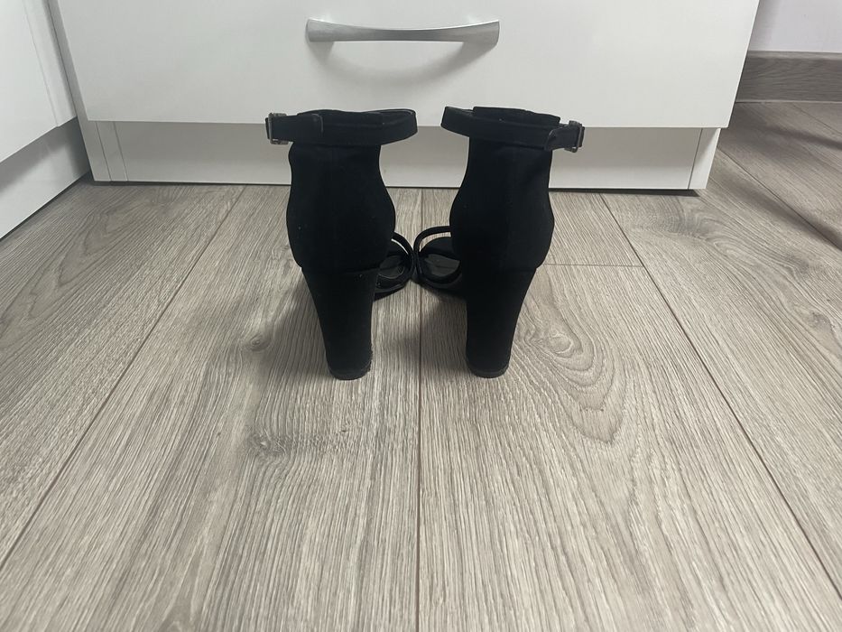 Черни сандали