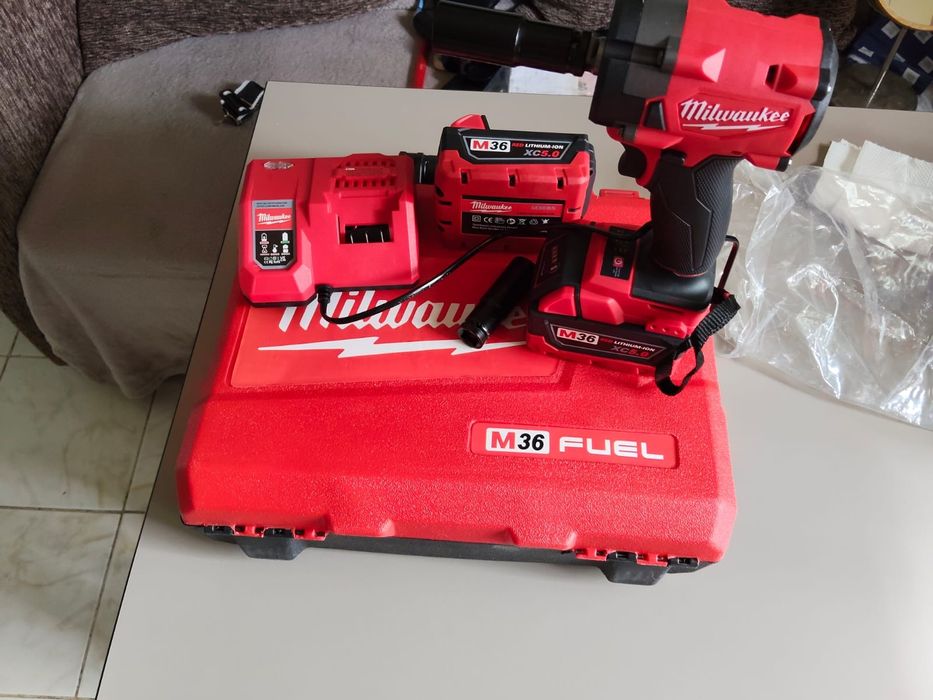 Pistol  impact  Milwakke pentru roti auto