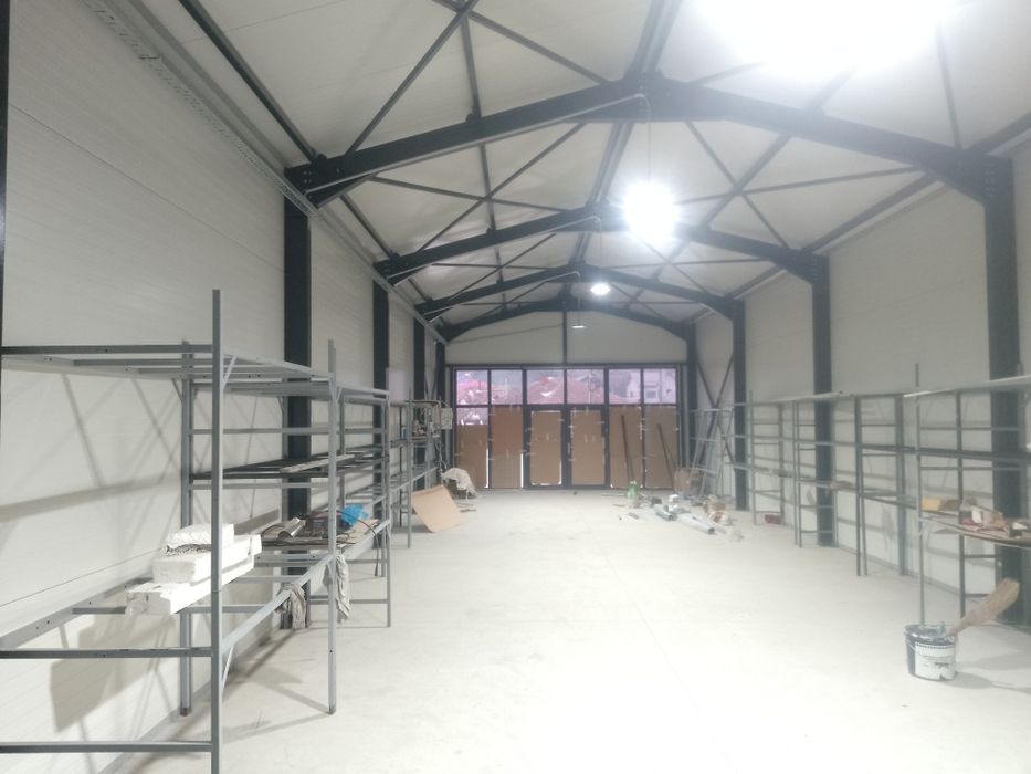 Închiriez spațiu la strada principala.