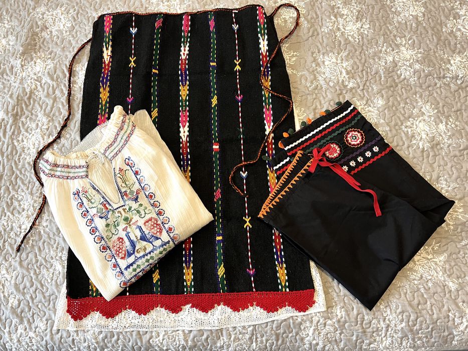 Народна носия от 4 части + подарък чорапи