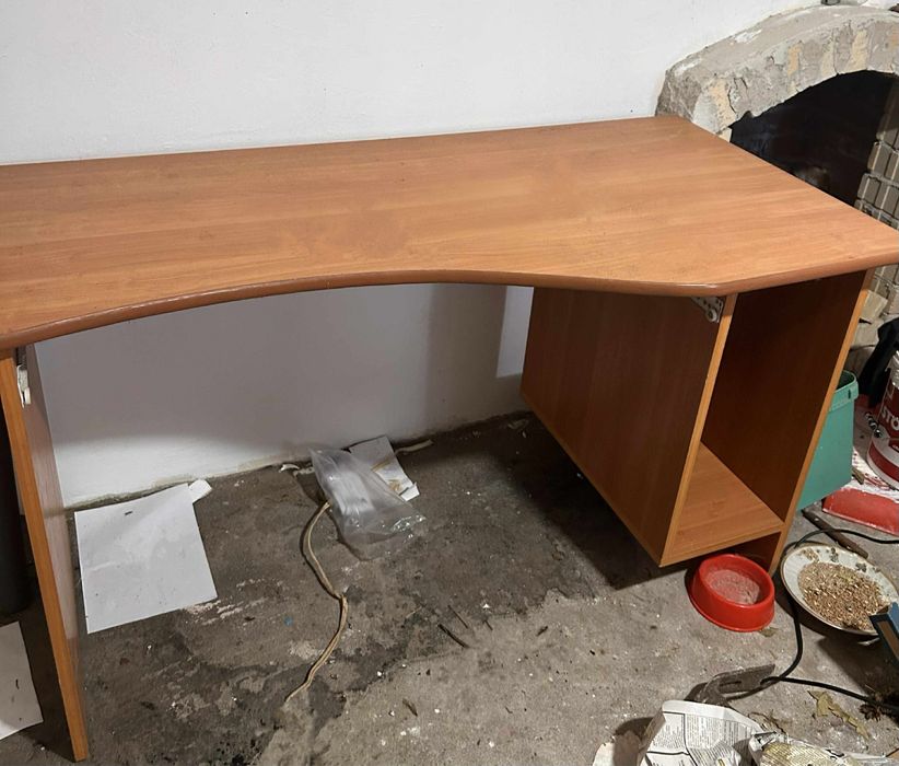 Две дървени бюра за офис/детска стая, продават се отделно