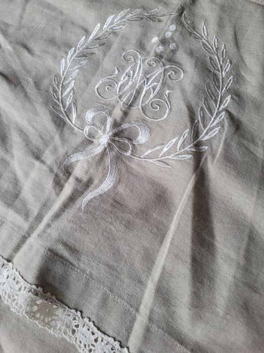 Два броя памучни бродирани пердета, с драперия и дантела