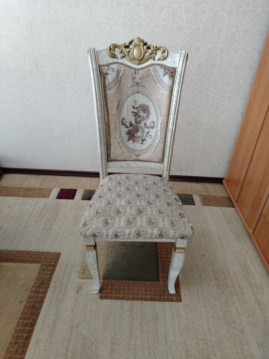 Стол со стульями