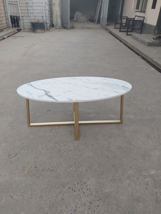 Ovalniy jurnalniy stol loft