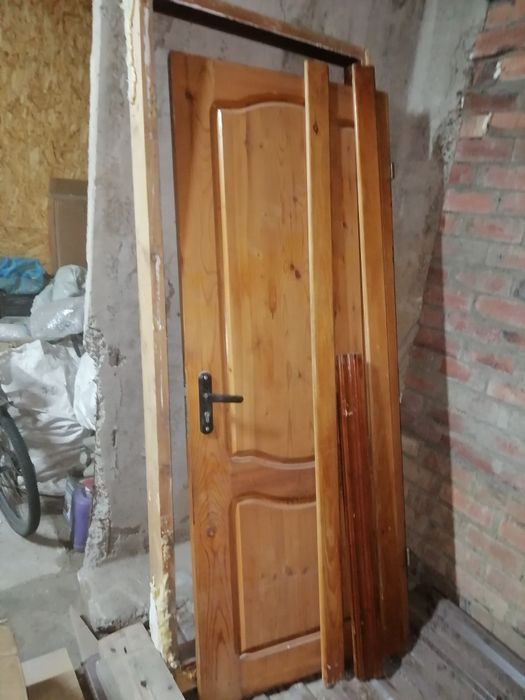Продам деревянную дверь