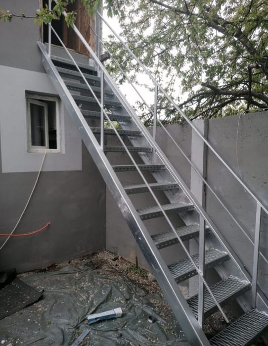Scara metalica zincata pe comanda cu montaj