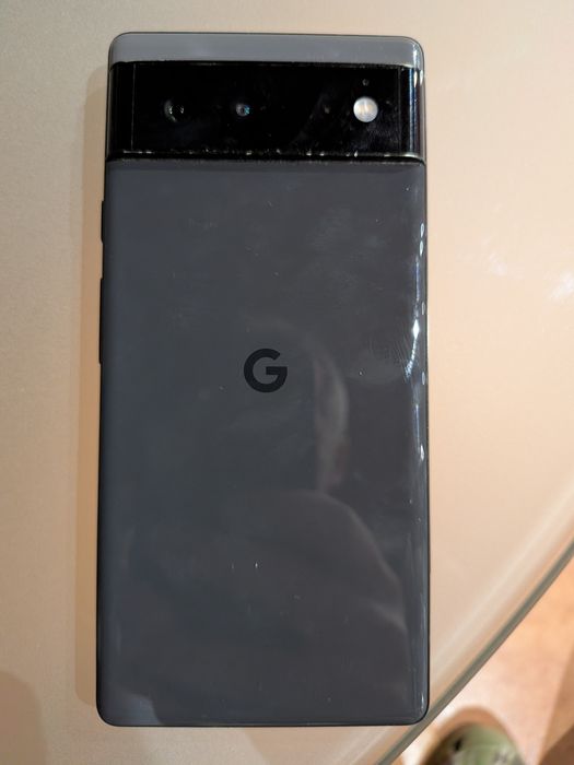 Google Pixel 6 с пукнато стъкло