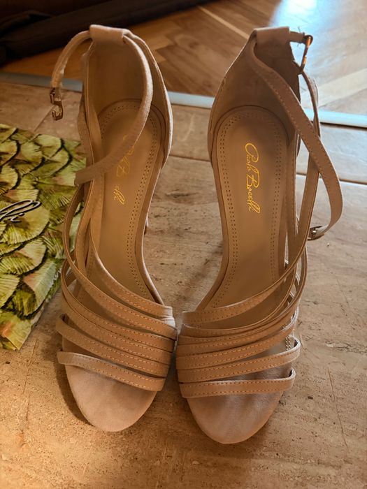 Елегантни нови сандали на висок ток