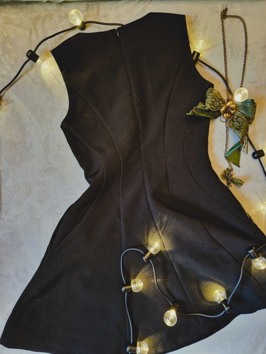 Малка черна рокля Reserved (XS) + ръчно изработено бижу