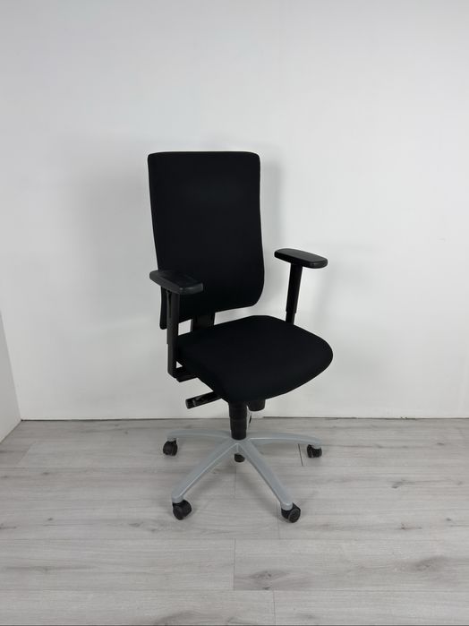 Ергономичен офис стол Dauphin който съчетава елегантен дизайн