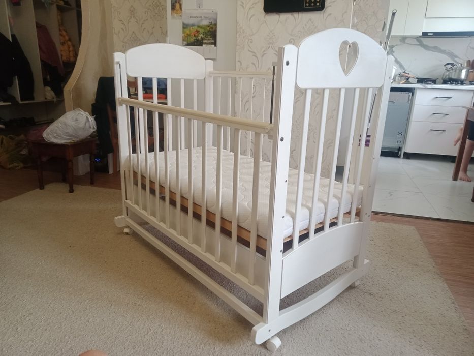 Детская деревянная кроватка