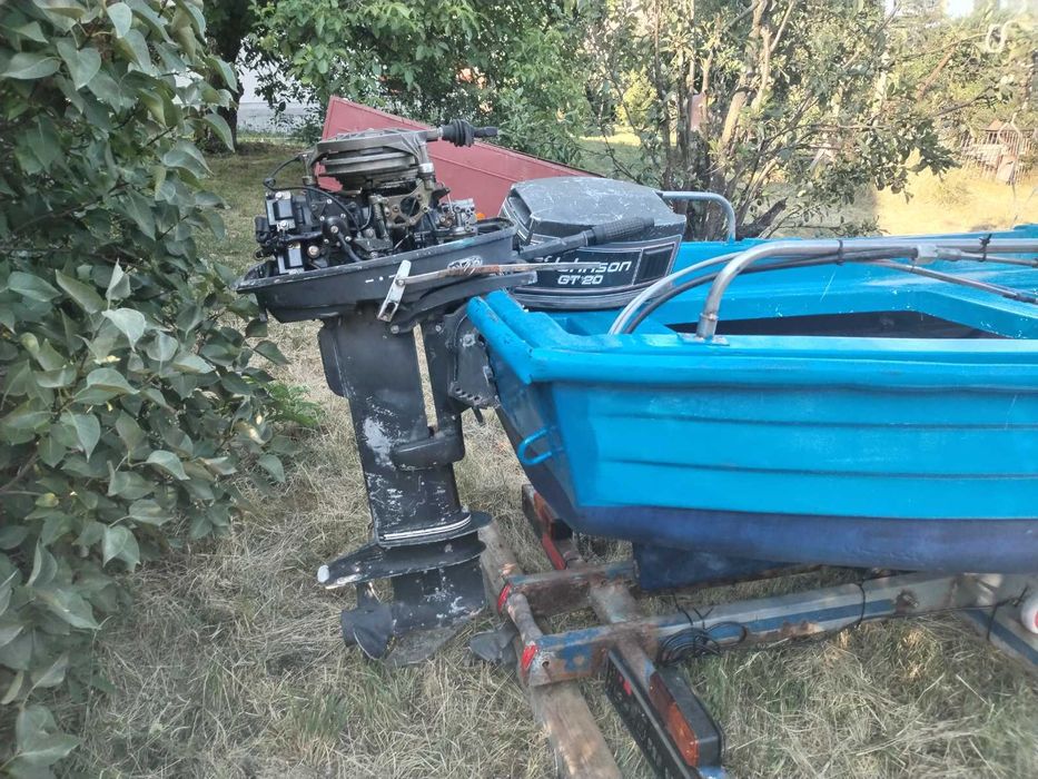 лодка с колесар за риболов