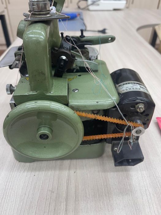 Оверлок бытовой б/у