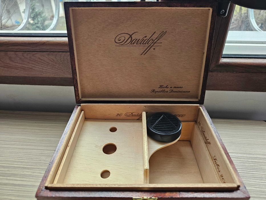 Продавам хумидор Davidoff