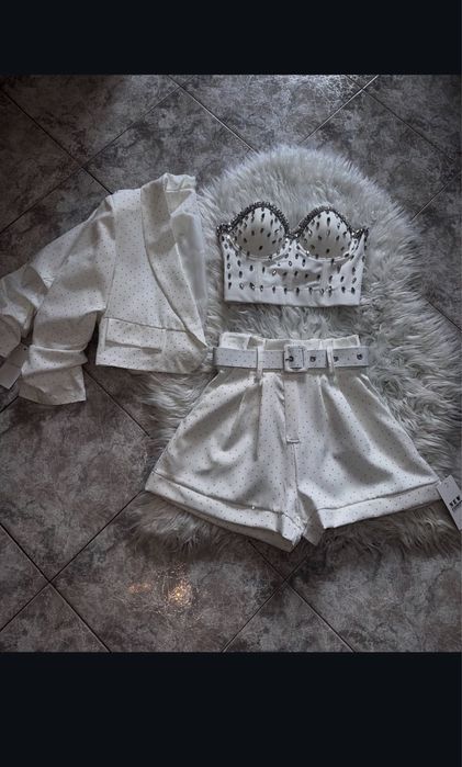 Бяло костюмче с камъни