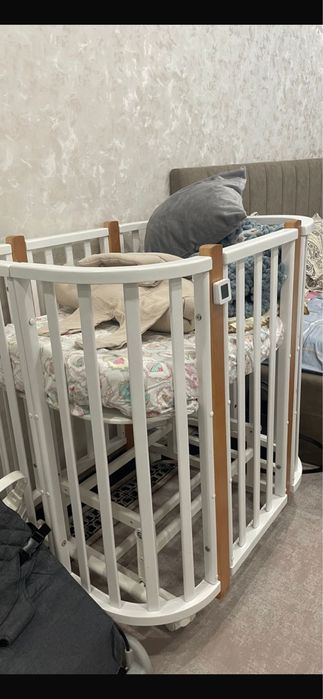 Продам детскую кроватку с маятником