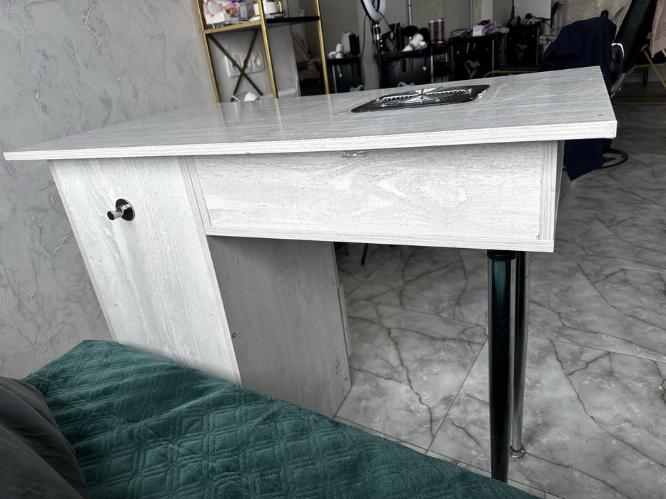 Маникюрный стол..