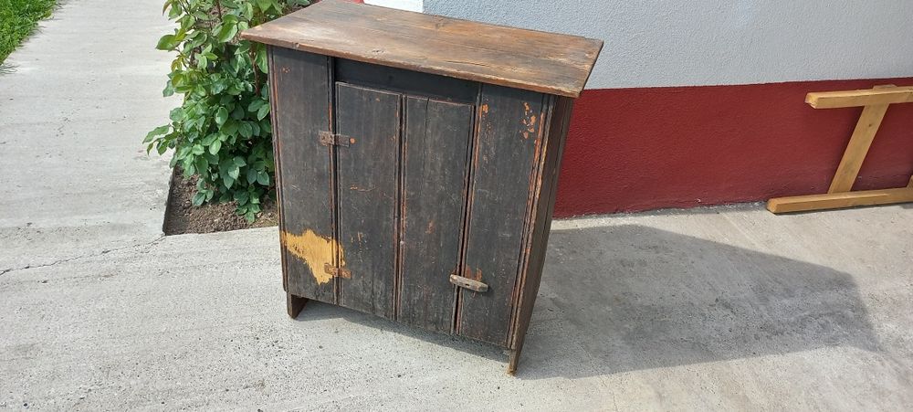 Dulap sau Servantă. Vechi de 80 de ani.