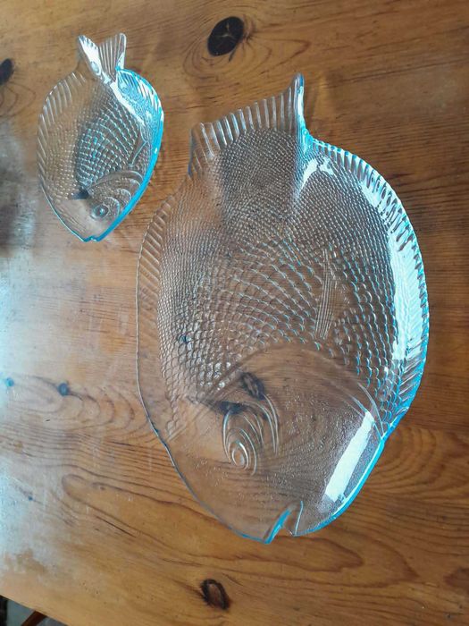 Продавам стъклени чинии за риба