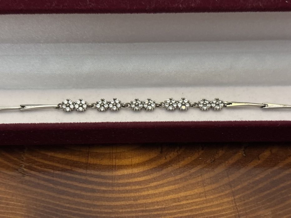 Сребърна гривна с камъчета от цирконии