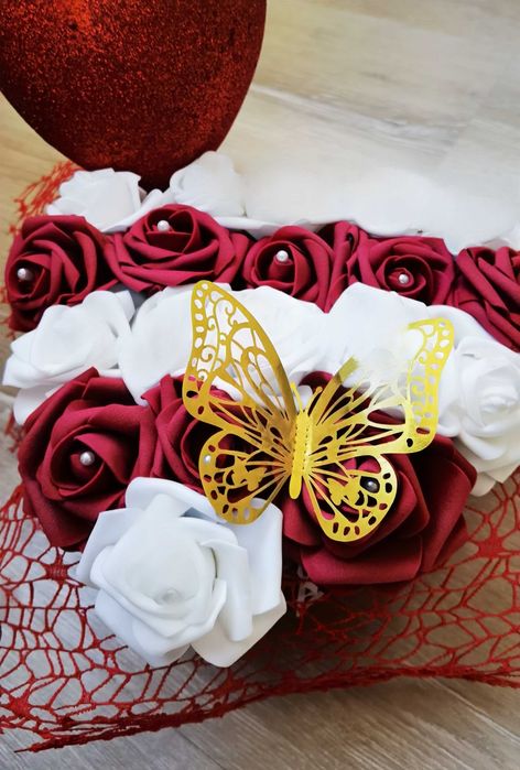 Подаръчна кутия с вечни рози 20 броя и сърце