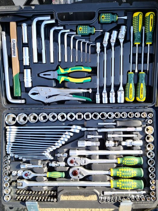 Набор инструментов для авторемонта.