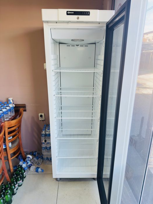 Вертикална хладилна витрина 6 месеца гаранция