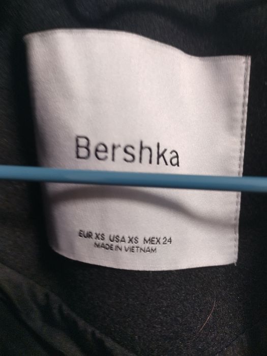 Черно палто Bershka.